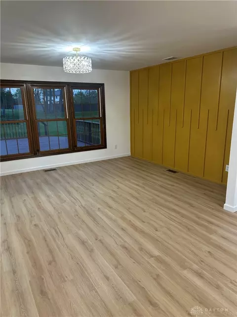 Living - 758 Oneida Dr, Springfield, OH 45502 photo 1 of 3