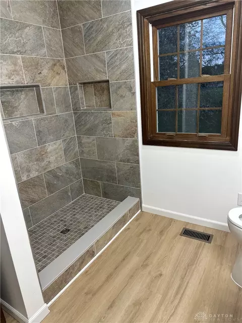 Bath - 758 Oneida Dr, Springfield, OH 45502 photo 3 of 5