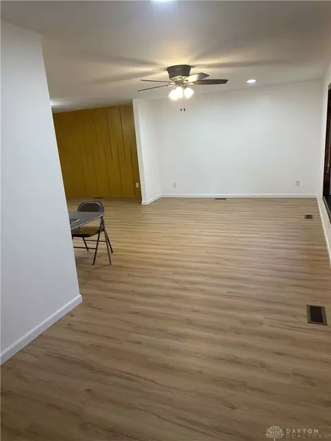 Living - 758 Oneida Dr, Springfield, OH 45502 photo 2 of 3