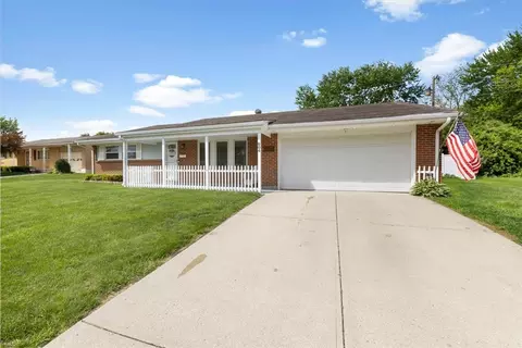 804 Treherne Ln, Englewood, OH 45322