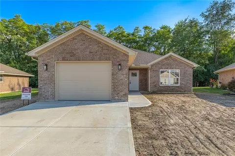 137 Pebble Creek Dr, Eaton, OH 45320