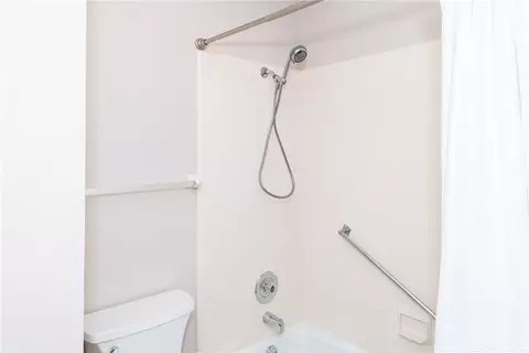 Bath - 587 Cottingwood Ct, Kettering, OH 45429 photo 6 of 7