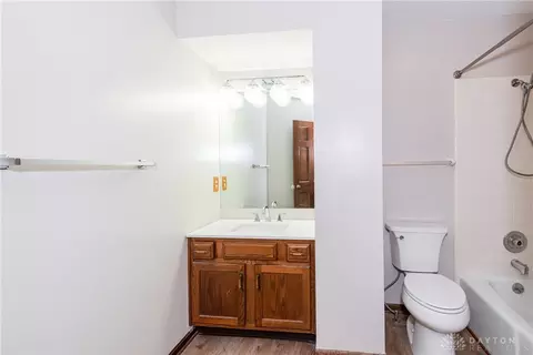 Bath - 587 Cottingwood Ct, Kettering, OH 45429 photo 5 of 7