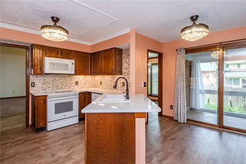 Kitchen - 587 Cottingwood Ct, Kettering, OH 45429 photo 2 of 3