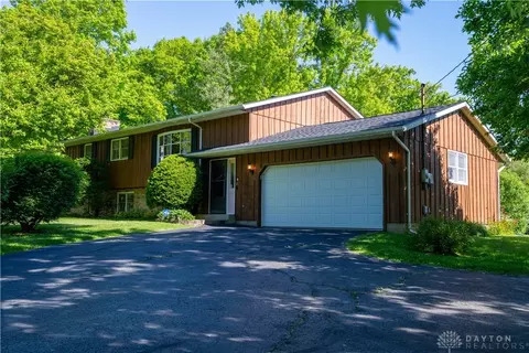 657 White Oak Dr, Springfield, OH 45504