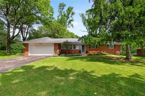 4200 Sugarcreek Dr, Bellbrook, OH 45305