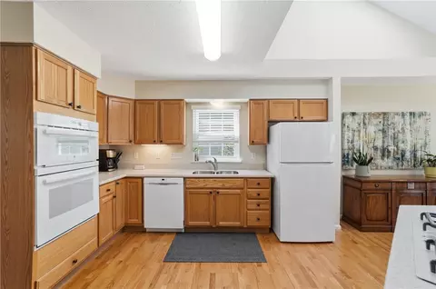Kitchen - 504 Dakota Run, Maineville, OH 45039 photo 2 of 5