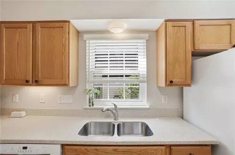 Kitchen - 504 Dakota Run, Maineville, OH 45039 photo 4 of 5
