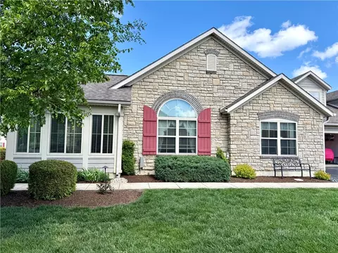 141 Scarborough Village Dr, Washington Township, OH 45458