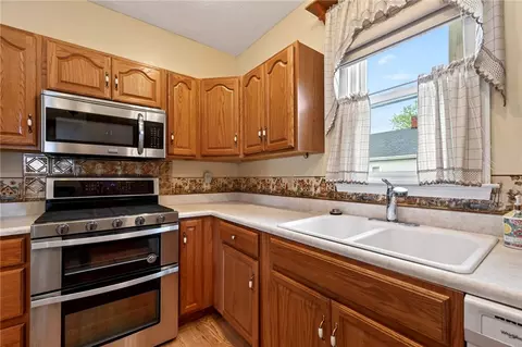 Kitchen - 6 Maple St, Franklin, OH 45005 photo 6 of 8