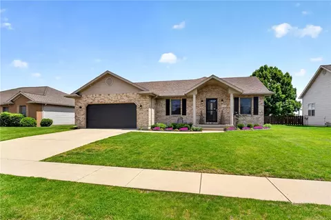 412 Clover Hill Dr, Tipp City, OH 45371