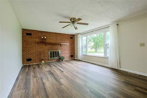 Living - 990 Joyce Dr, Batavia, OH 45103 photo 2 of 5
