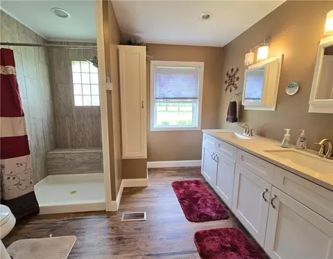 Bath - 387 Reeder Rd, Blanchester, OH 45107 photo 2 of 7