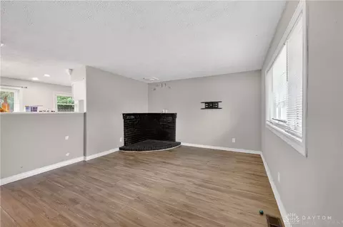 Living - 301 Applegate Rd, Union, OH 45322 photo 2 of 4