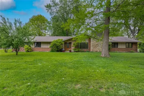 5440 Royalwood Dr, Centerville, OH 45429