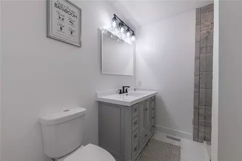 Bath - 7401 Beth Ct, Carlisle, OH 45005 photo 2 of 5