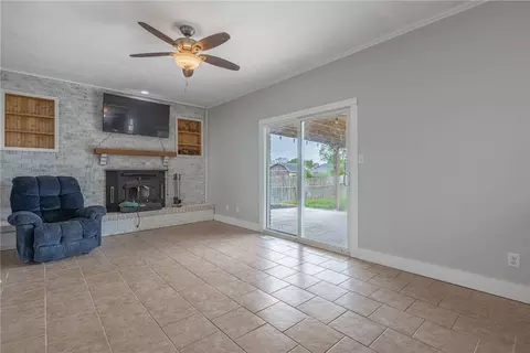 Living - 7401 Beth Ct, Carlisle, OH 45005 photo 4 of 5