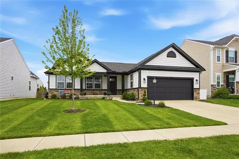 1200 Scarlet Oak Dr, Tipp City, OH 45371