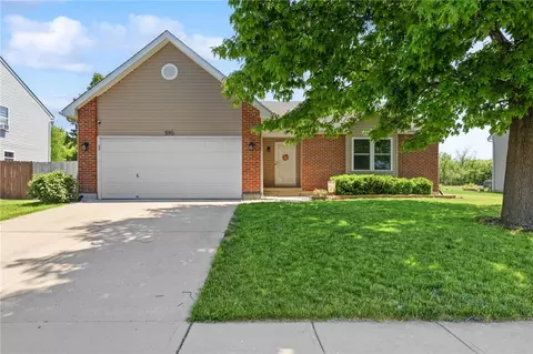 590 Chapelgate Dr, Fairborn, OH 45324