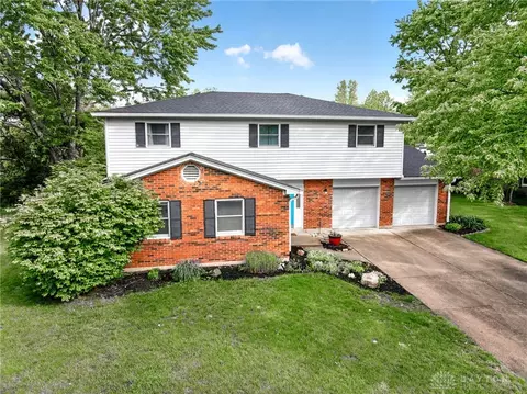 391 Roselake Dr, Centerville, OH 45458