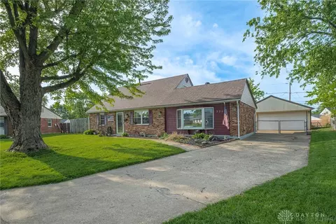 7718 Redbank Ln, Huber Heights, OH 45424
