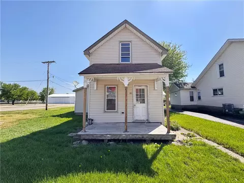 408 N Main St, West Manchester, OH 45382