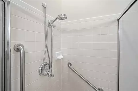 Bath - 6460 Pinehurst Ln, Mason, OH 45040 photo 11 of 15