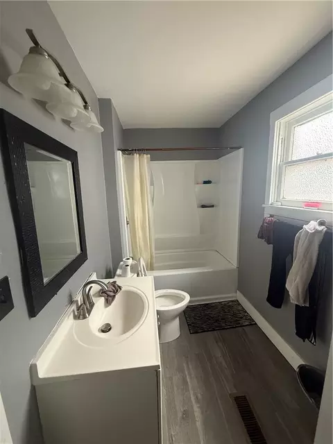 Bath - 979 Lagonda Ave, Springfield, OH 45503 photo 1 of 1