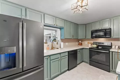 Kitchen - 7436 Stephen St, Maineville, OH 45039 photo 2 of 7