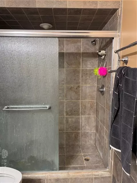 Bath - 165 Baker Ln, Franklin, OH 45005 photo 6 of 6