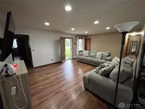 Living - 165 Baker Ln, Franklin, OH 45005 photo 2 of 2