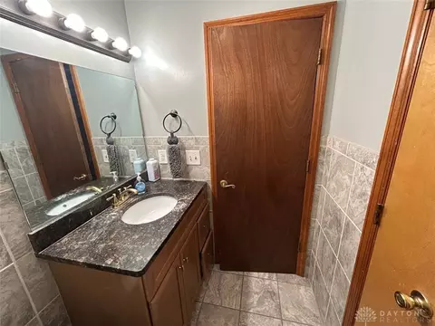 Bath - 165 Baker Ln, Franklin, OH 45005 photo 1 of 6