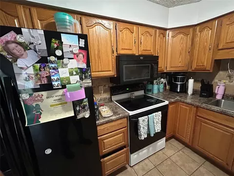 Kitchen - 165 Baker Ln, Franklin, OH 45005 photo 2 of 3