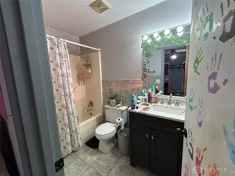 Bath - 165 Baker Ln, Franklin, OH 45005 photo 3 of 6