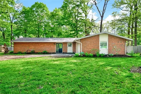 1700 Kensington Dr, Bellbrook, OH 45305