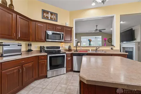 Kitchen - 165 Bailey Ln, Springboro, OH 45066 photo 2 of 4