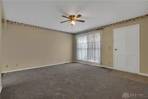 Living - 427 Knickerbocker Ave, Springfield, OH 45506 photo 2 of 4