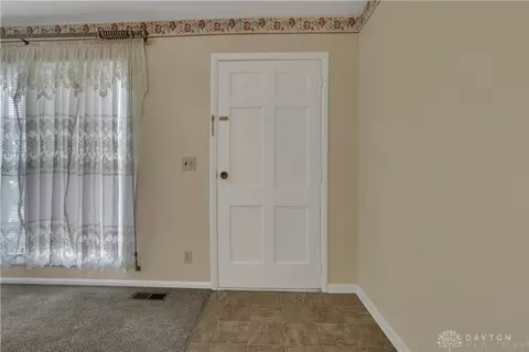 Entry Way - 427 Knickerbocker Ave, Springfield, OH 45506 photo 2 of 2