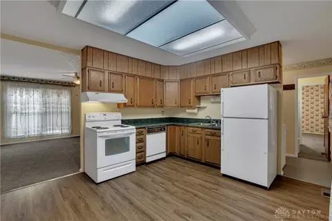 Kitchen - 427 Knickerbocker Ave, Springfield, OH 45506 photo 2 of 7