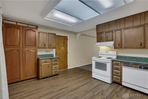 Kitchen - 427 Knickerbocker Ave, Springfield, OH 45506 photo 3 of 7