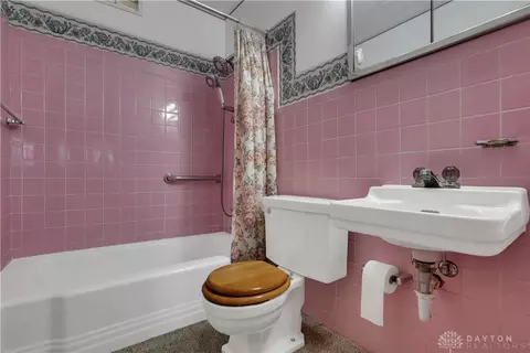 Bath - 427 Knickerbocker Ave, Springfield, OH 45506 photo 2 of 6
