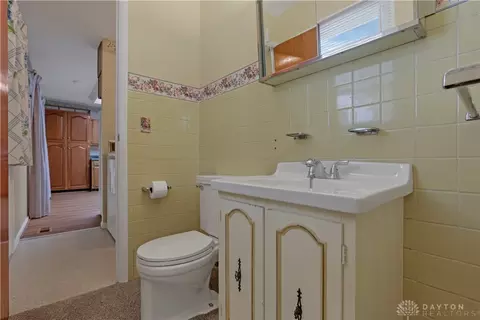 Bath - 427 Knickerbocker Ave, Springfield, OH 45506 photo 4 of 6