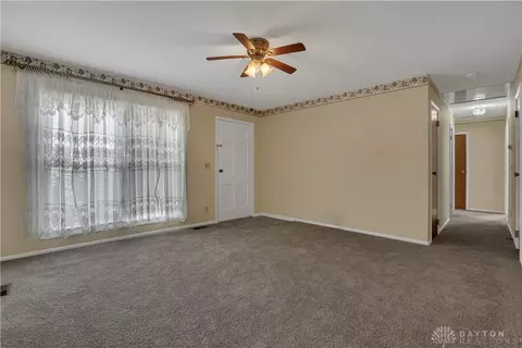 Living - 427 Knickerbocker Ave, Springfield, OH 45506 photo 3 of 4