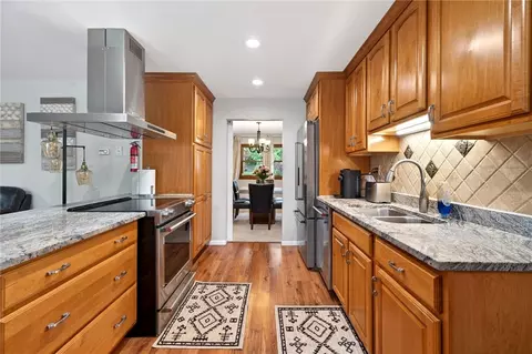 Kitchen - 4333 Appleton Pl, Kettering, OH 45440 photo 6 of 8