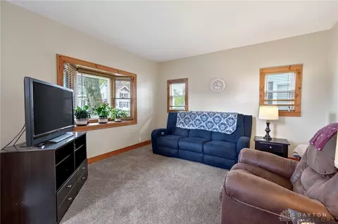 Living - 134 E 1st St, Springfield, OH 45504 photo 1 of 2