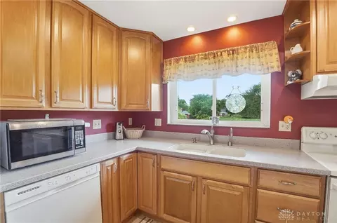 Kitchen - 3100 E Galbraith Rd, Cincinnati, OH 45236 photo 4 of 6