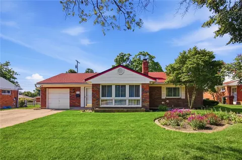 Exterior - 812 Hollendale Dr, Kettering, OH 45429 photo 2 of 12