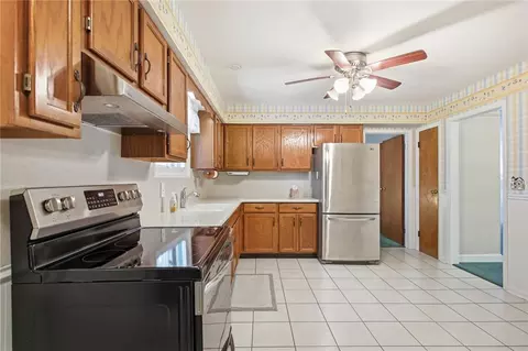 Kitchen - 812 Hollendale Dr, Kettering, OH 45429 photo 2 of 4