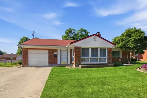 812 Hollendale Dr, Kettering, OH 45429