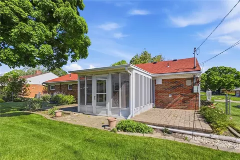 Exterior - 812 Hollendale Dr, Kettering, OH 45429 photo 4 of 12